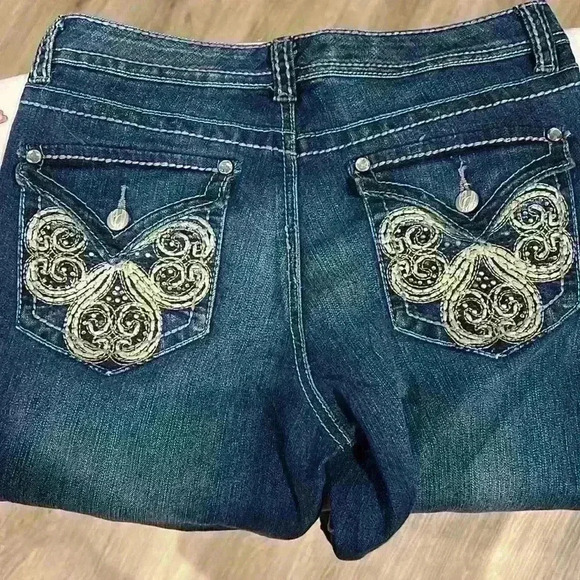 Nine West Jeans, Embroidered Back Pockets & Rhinestones. Size 28/6 - Picture 6 of 7